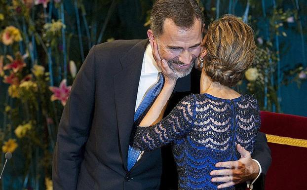 Imagen principal - Premios Princesa de Asturias: todos los looks de las galas de la reina Letizia, la princesa leonor, la infanta Sofía y doña Sofía