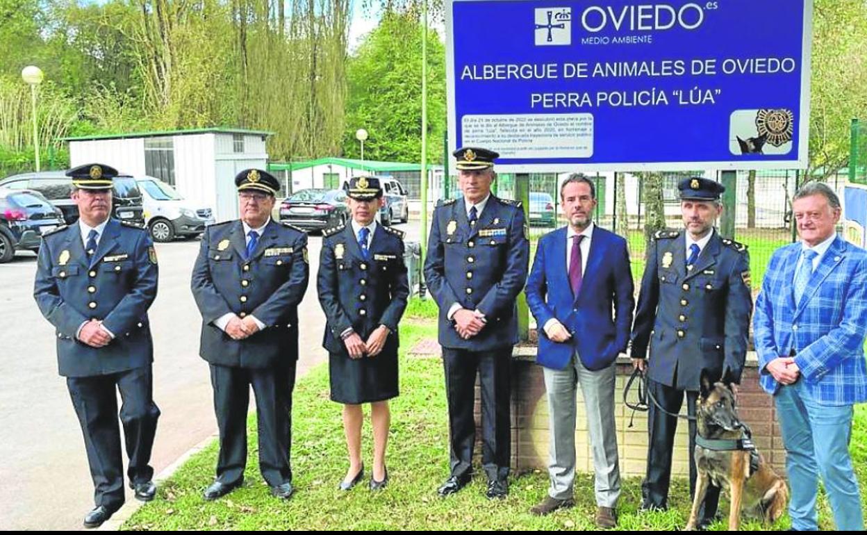 La plana mayor de la PolicíaNacional junto a Cuesta yPrado, bajo el nuevo cartel del albergue de animales.