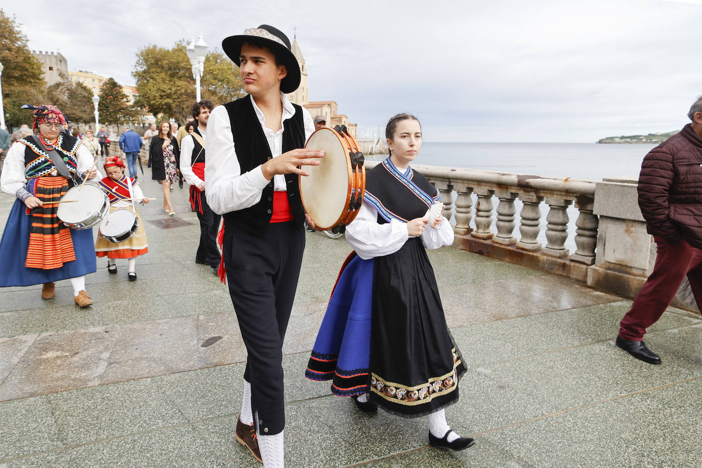 Fotos: Los pendones leoneses desembarcan un año más en Gijón