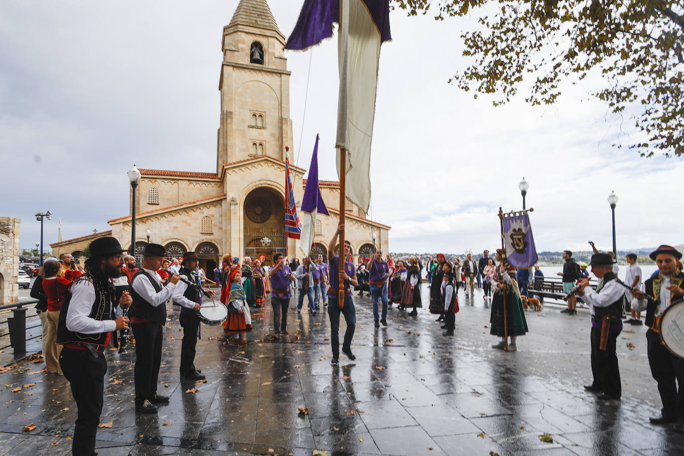 Fotos: Los pendones leoneses desembarcan un año más en Gijón