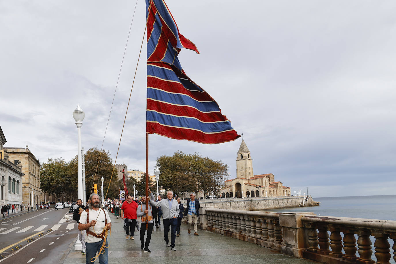 Fotos: Los pendones leoneses desembarcan un año más en Gijón