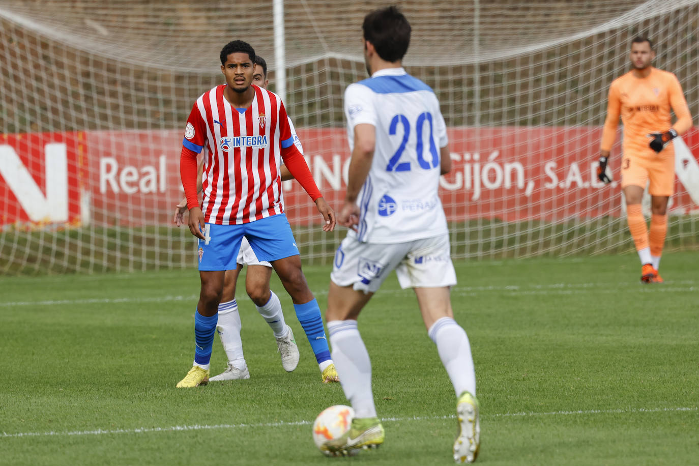 Fotos: Las mejores imágenes del Sporting B - Praviano