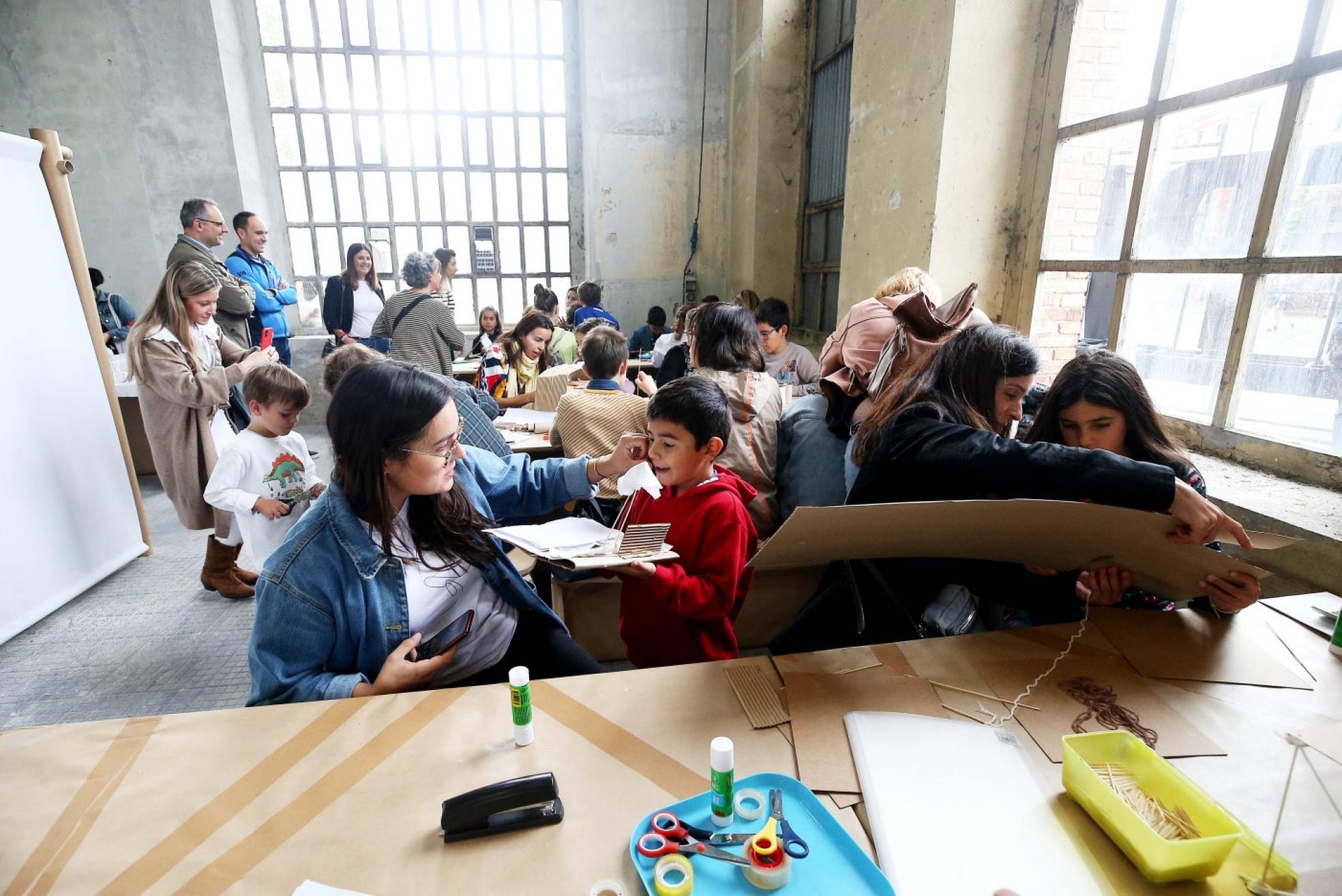 Los pequeños con sus familias en un momento del taller de homenaje a Shigeru Ban. 