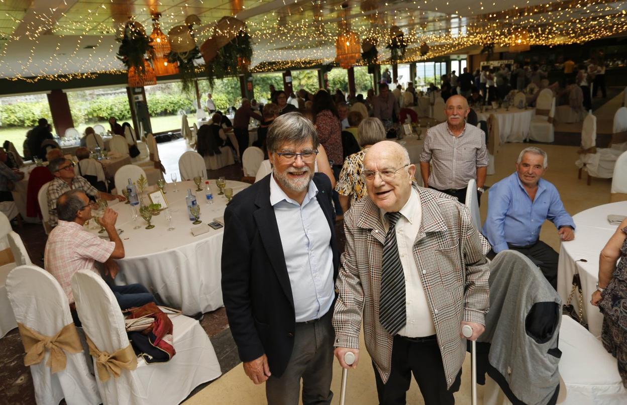 Illas homenajea a Ceferino Fernández por la labor en la parroquia de «su pueblo»