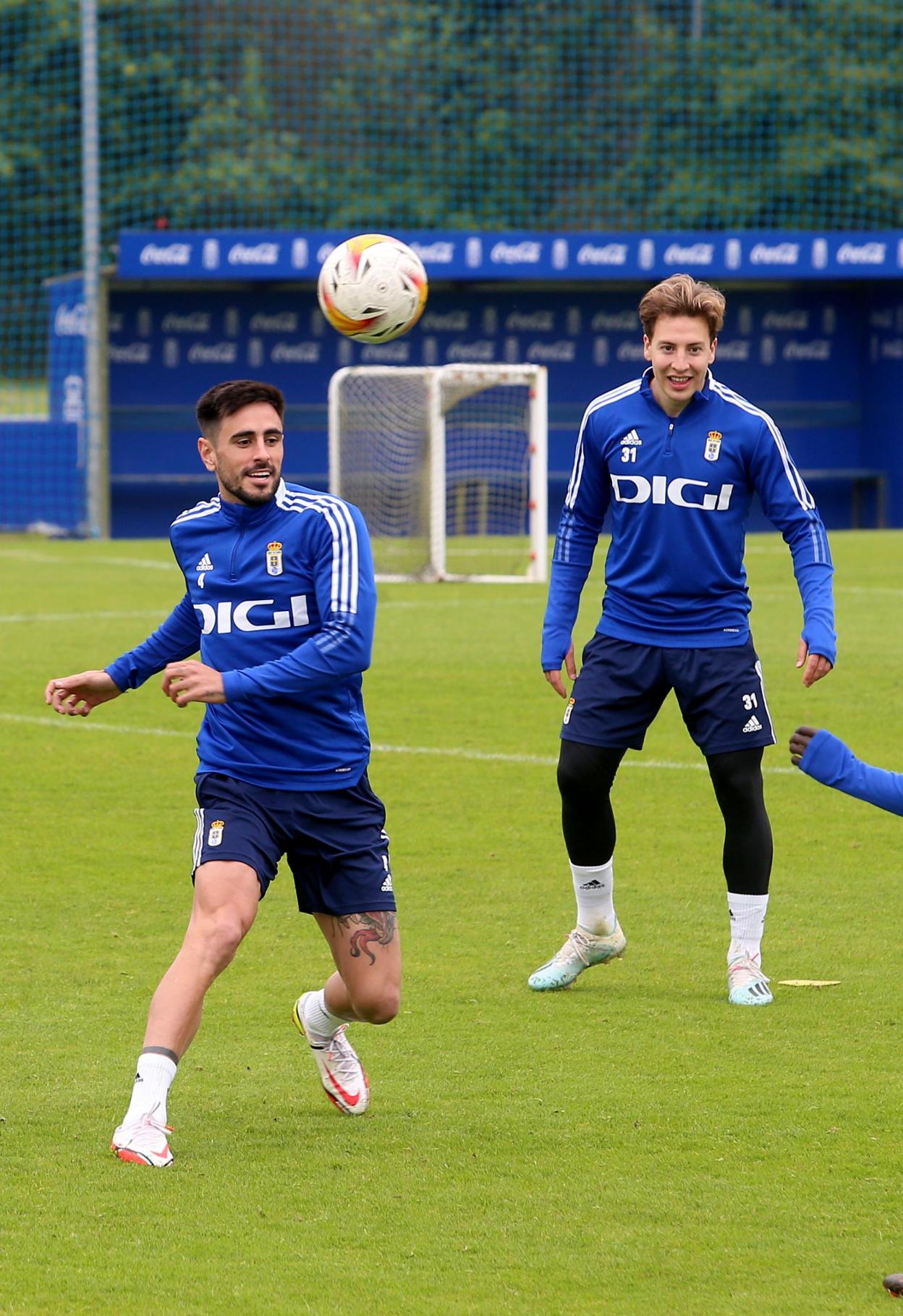 David Costa, que se prepara para golpear el balón, estará disponible para el duelo ante el Málaga. 