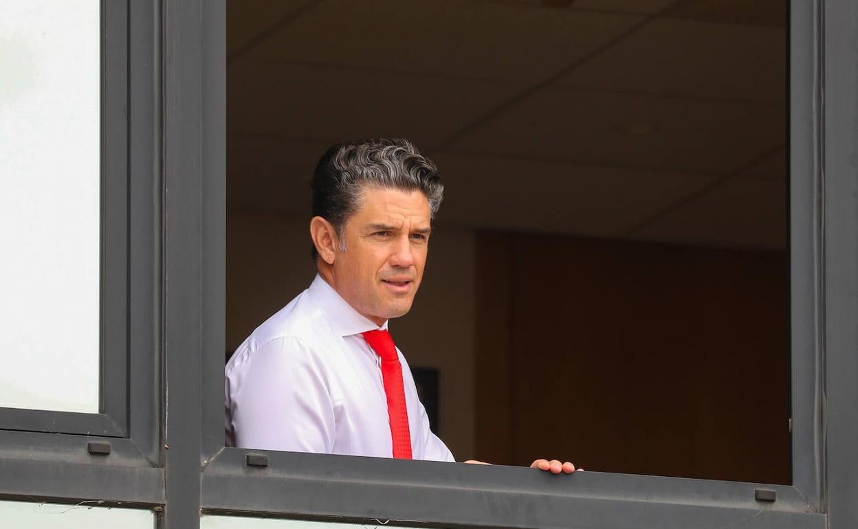 Alejandro Irarragorri, asomado a la ventaja en las oficinas de Mareo. 