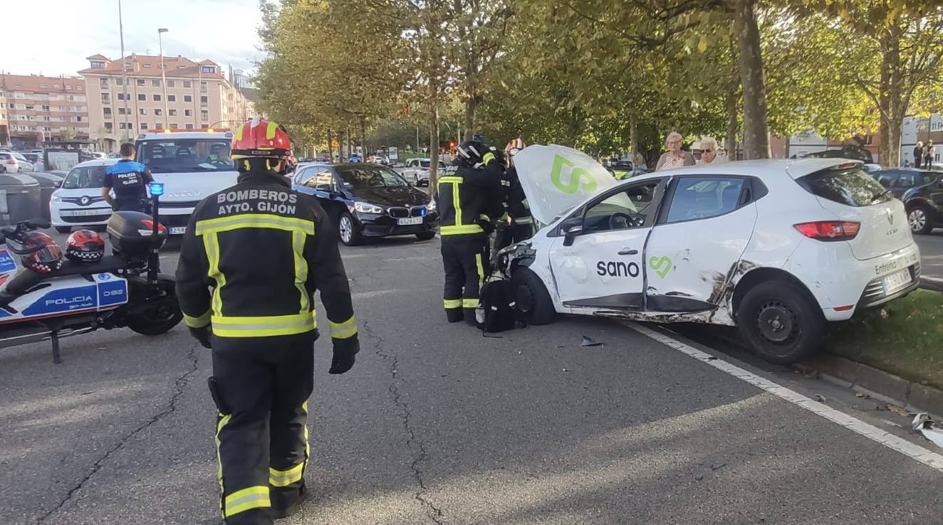 Accidente entre un coche y un camión en Gijón.