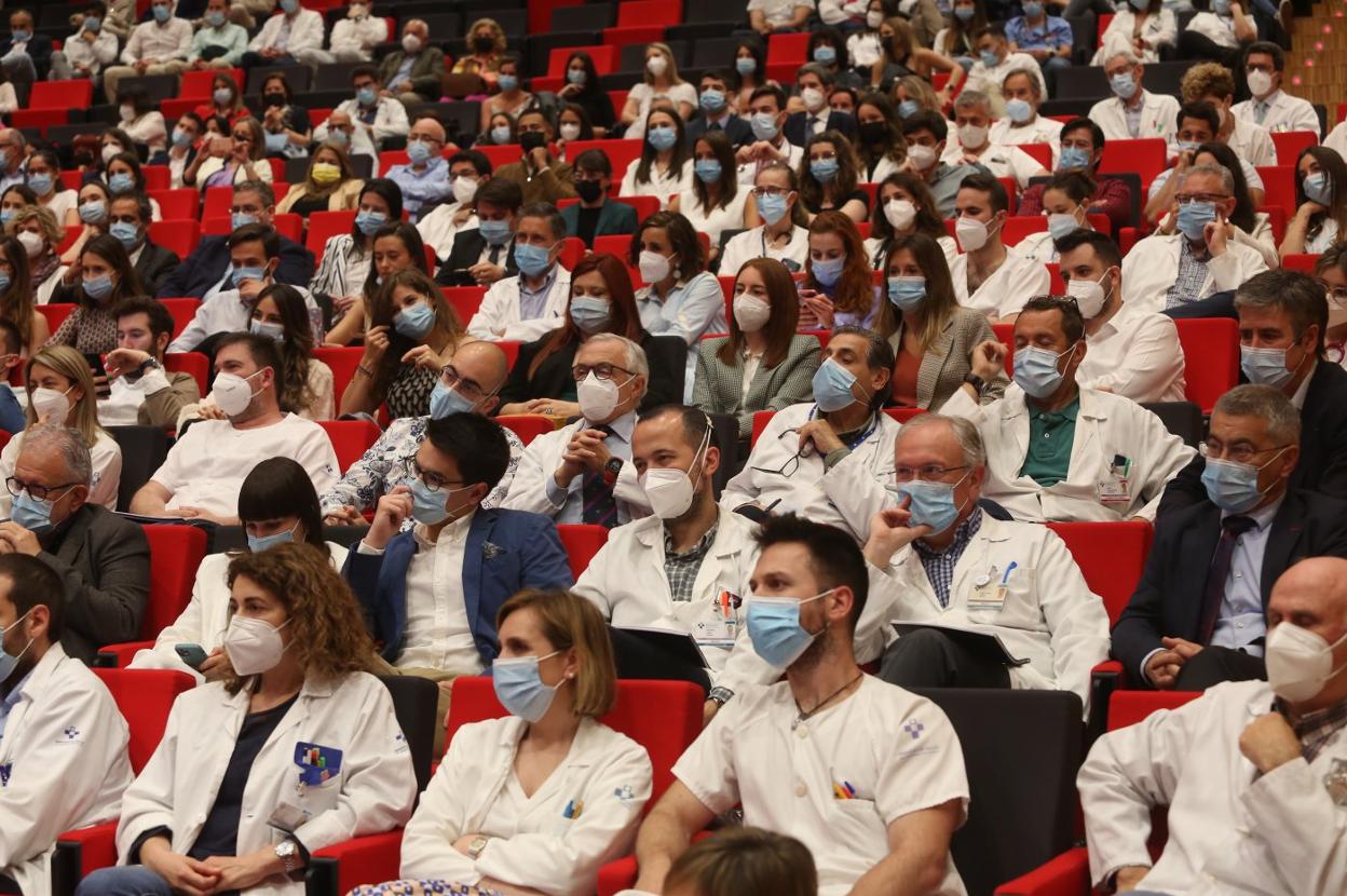 Recepción en el HUCA a los médicos internos residentes, el pasado mes de mayo. 