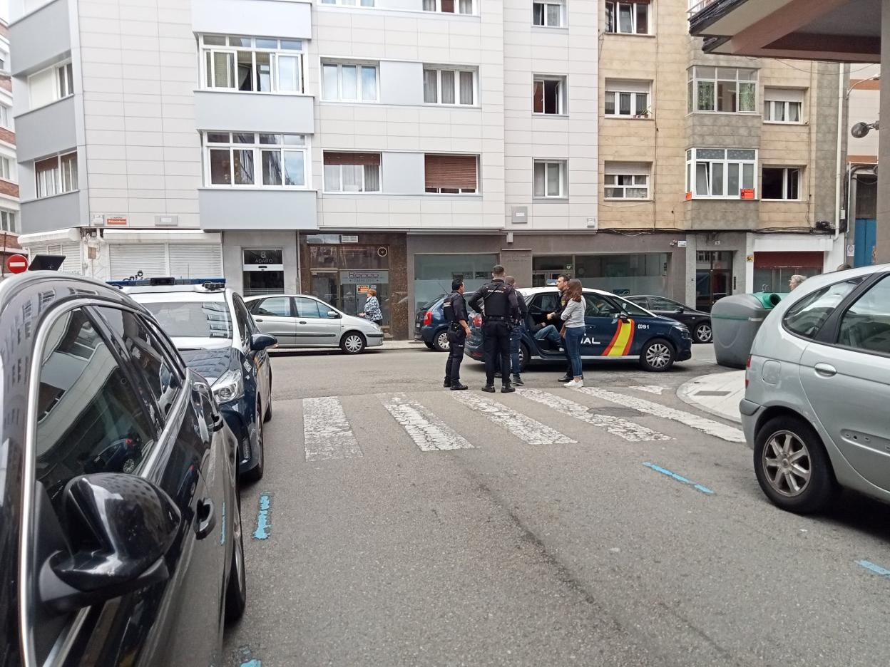 La Policía Nacional traslada al detenido desde un bar de la calle Adaro a la Comisaría. 