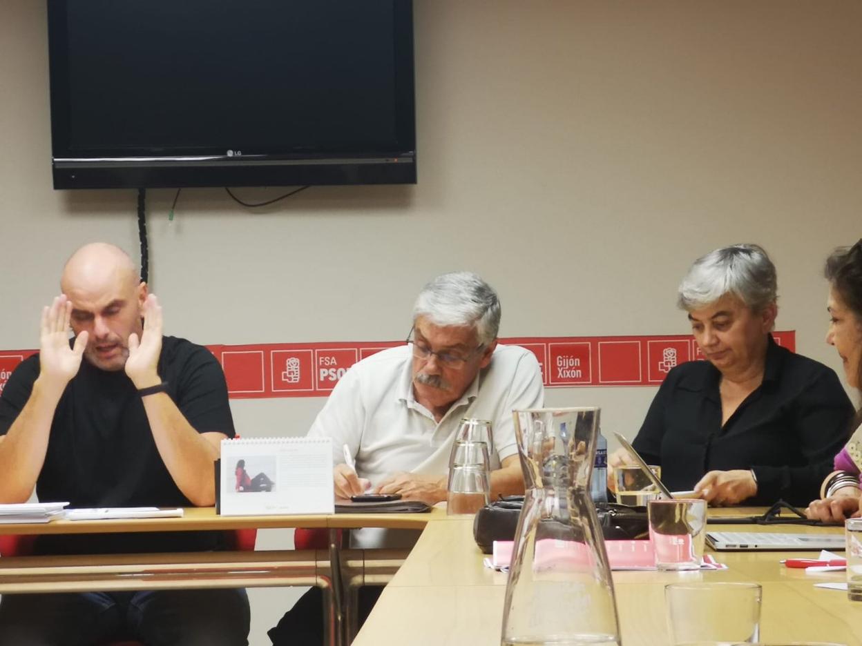 Reunión de la ejecutiva del PSOE de Gijón con la presencia de Ana González y Floro. 