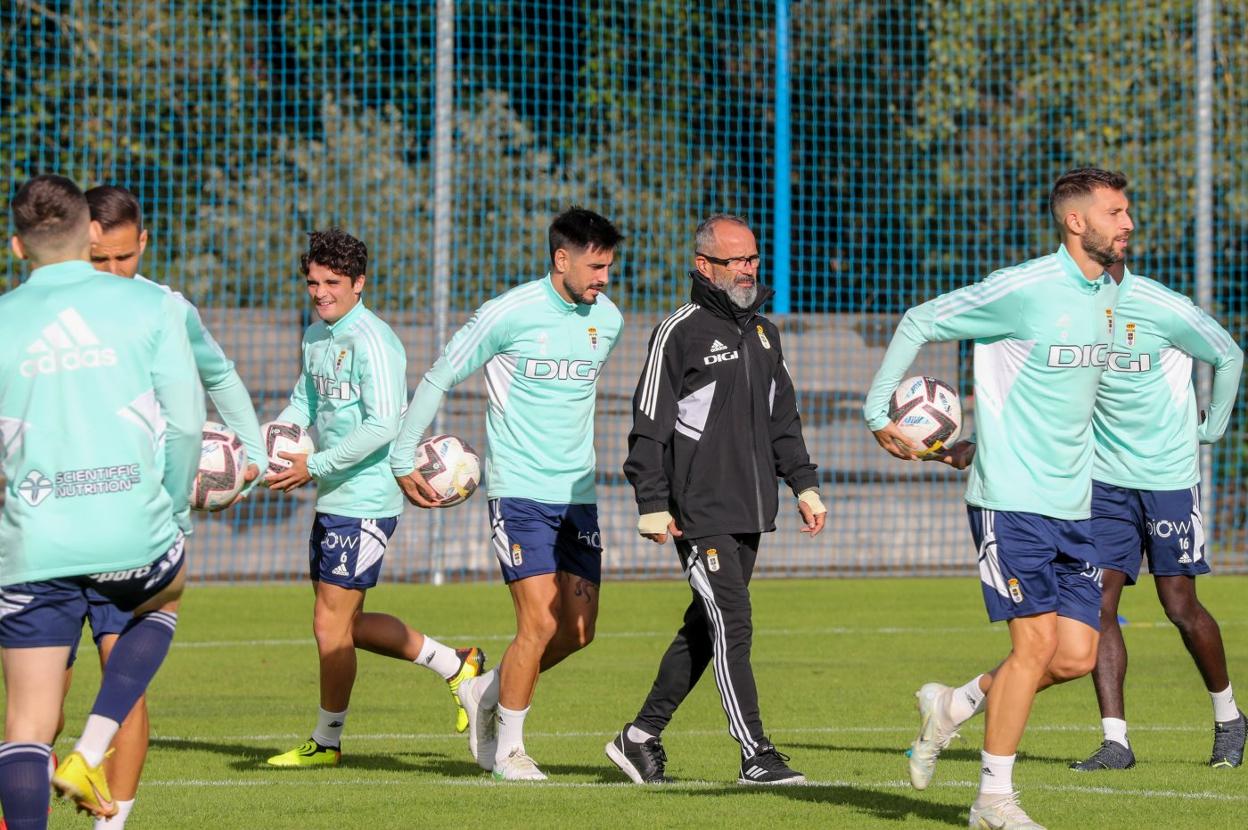 El nuevo técnico del Real Oviedo, Álvaro Cervera, en el centro de la imagen, durante el entrenamiento en El Requexón. 