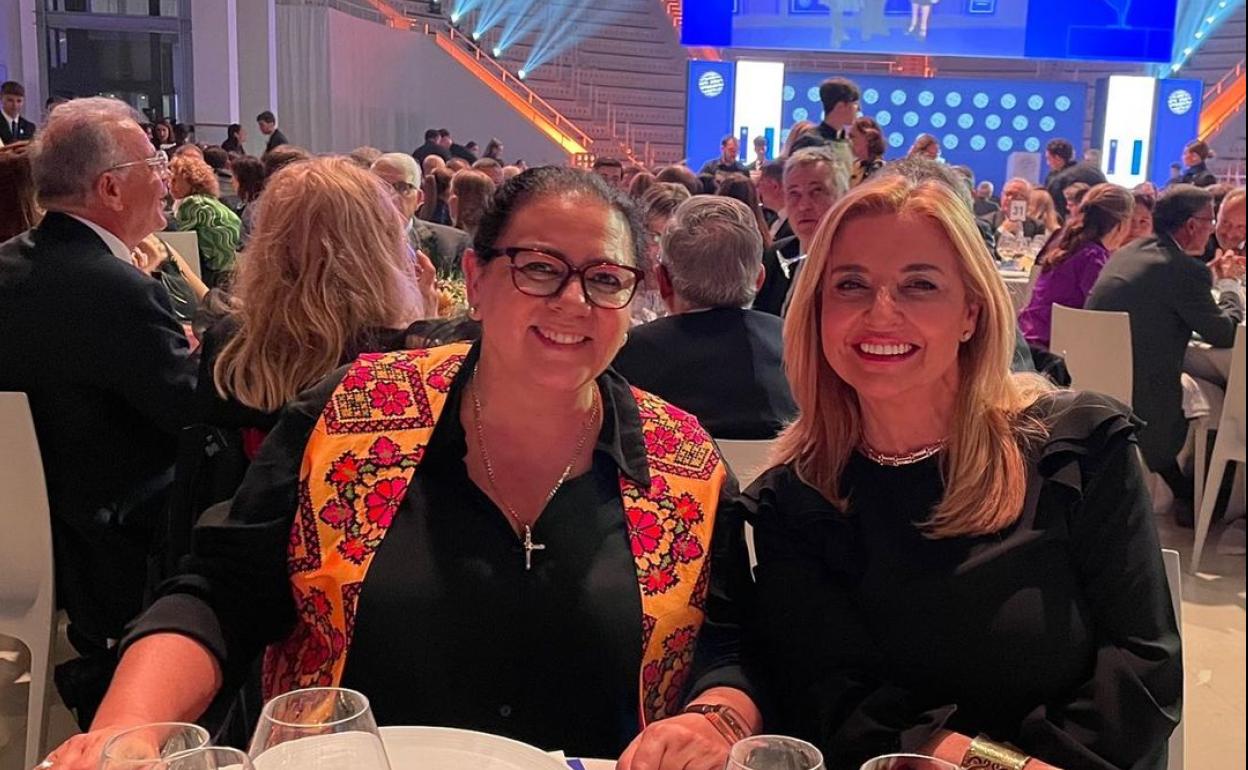 María del Monte se casa con Inmaculada Casal. 