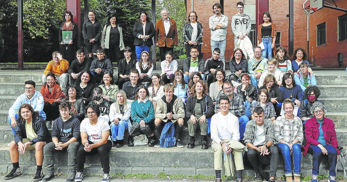 Adam Michnik en el patio del instituto de Roces, en Gijón, con alumnos y profesores de 15 centros asturianos de Secundaria.