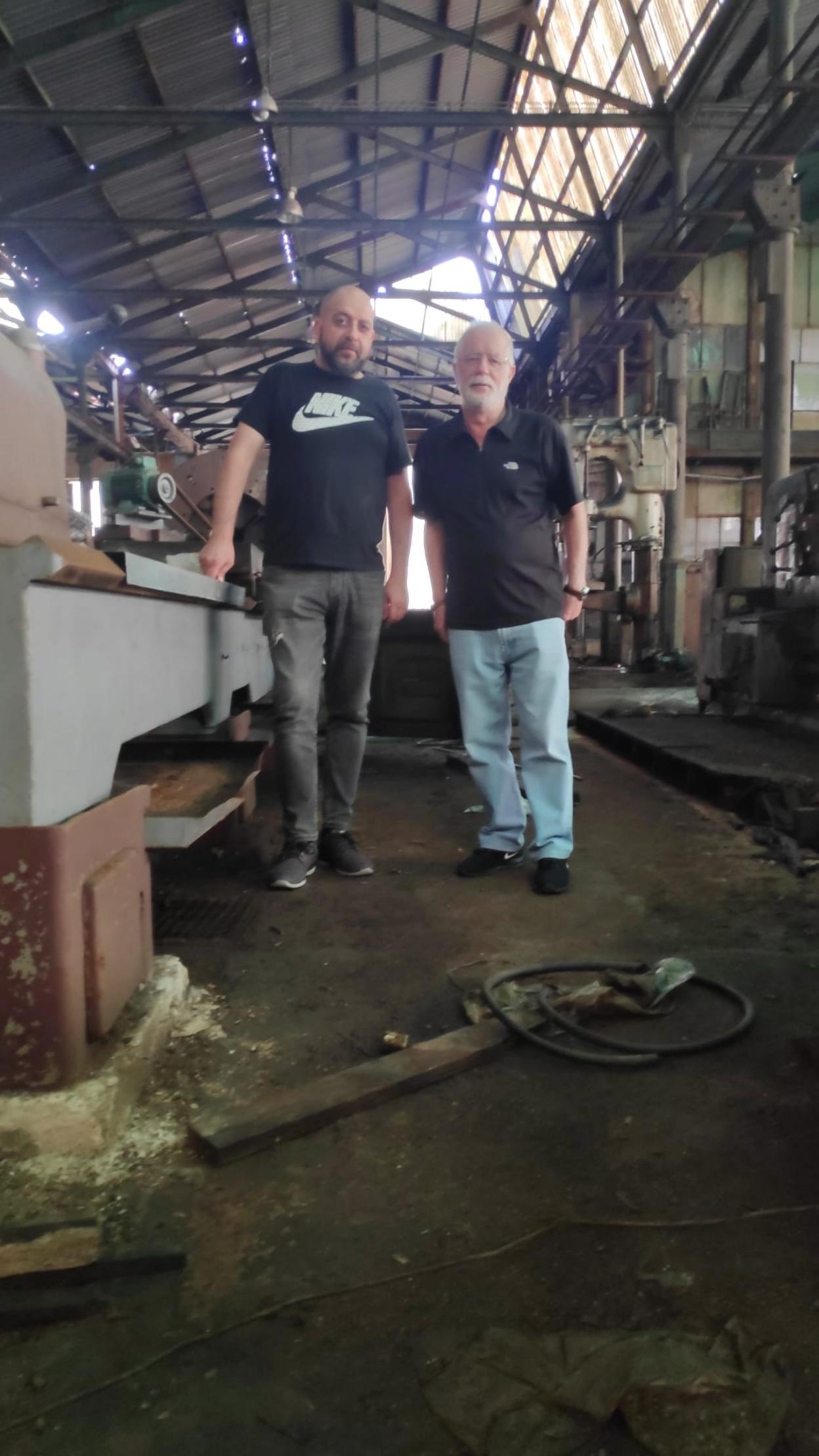 Reclaman recuperar la antigua siderúrgica de La Felguera y la estación de tren anexa