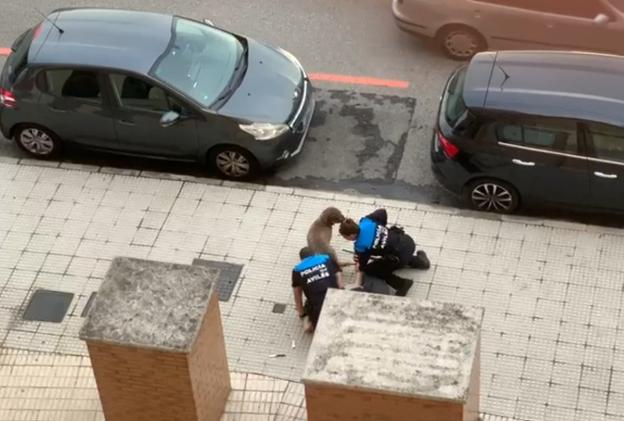 Un momento de la detención del hombre, inmovilizado sobre el suelo.