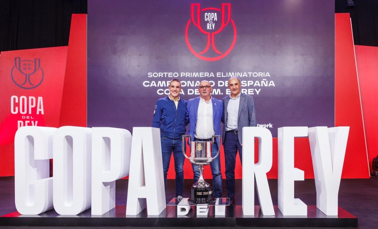 Javi Porrón, portero del Lealtad, junto a José Ramón Lobo, presidente de la Federación Asturiana de Fútbol, y Joaquín, que representó al Sporting, ayer, en Las Rozas. 
