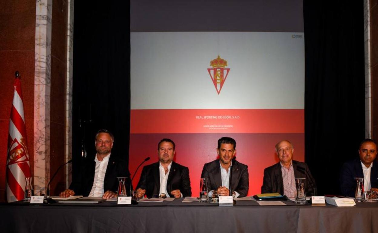 Alejandro Irarragorri y su equipo, en la junta extraordinaria para la aprobación de la ampliación. 