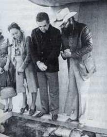 Imagen secundaria 2 - Arriba, Eduardo Matos Moctezuma con la escultura del Dios Viejo, en el Templo Mayor. Abajo, a la derecha, en el mismo lugar y a la izquierda con la actriz María Félix