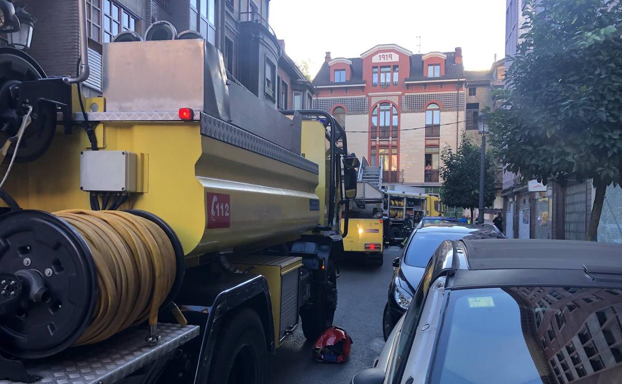 Bomberos en el lugar del incendio en el que ha fallecido una mujer en Sama de Langreo. 