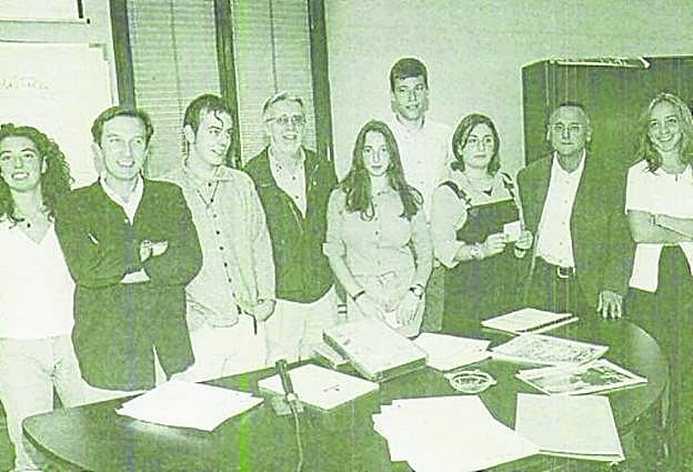 Los jóvenes premiados, junto a los responsables de la Fundación Municipal de Cultura, Educación y Universidad Popular.