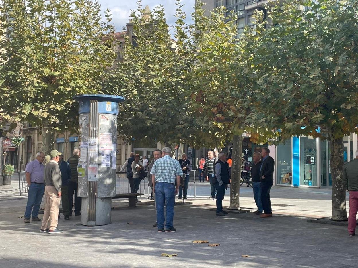 Vecinos de Laviana comentan el sonido de las sirenas de las presas. 