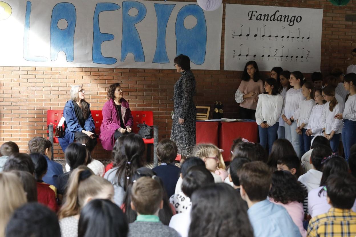 Las premiadas, con los alumnos de veintitrés centros asturianos, en La Ería. 