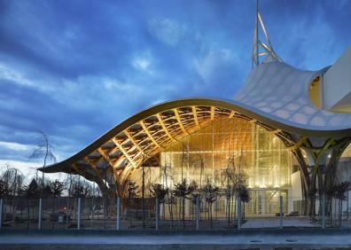 Imagen secundaria 1 - (Arriba)'La Seine Musiquel', auditorio del sur de París con los paneles solares integrados / (izd.) Centro Pompidou de Metz, una de sus obras públicas más icónicas / (dcha.) Interior de 'Naked House', de 2000 en Japón, una de sus obras privadas más representativas. 