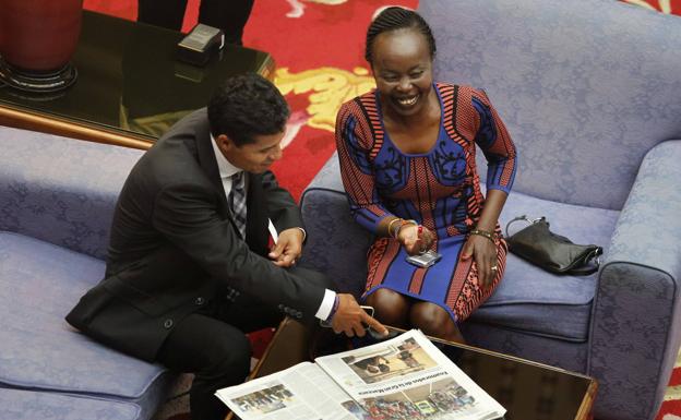 Tegla Chepkite Loroupe y Germán Silva hojean las páginas de EL COMERCIO sobre los Premios en 2014, en el hotel de La Reconquista