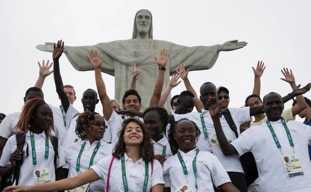 El equipo del COI, integrado en la cita olímpica de Río 2016 por diez atletas, con el Cristo Redentor al fondo