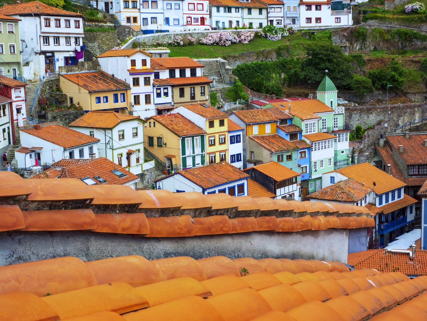 Esta villa marinera es de las más visitadas de Asturias. Sus coloridas casas, dispuestas en terrazas, dan al mar ofreciendo una estampa alegre y pintoresca. 