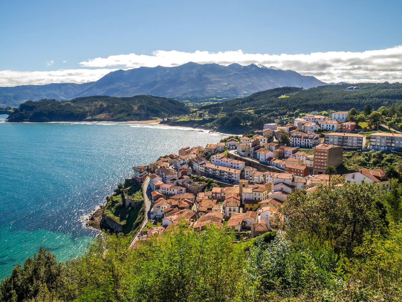 Incrustado entre el mar y la montaña se encuentra el que es considerado por muchos como uno de los pueblos más bonitos de España. El ambiente de Lastres atrae a curiosos y amantes de la gastronomía de la mar, que pueden disfrutar de la subasta de pescados y mariscos tradicional, además de degustarlos en los restaurantes de la zona. 