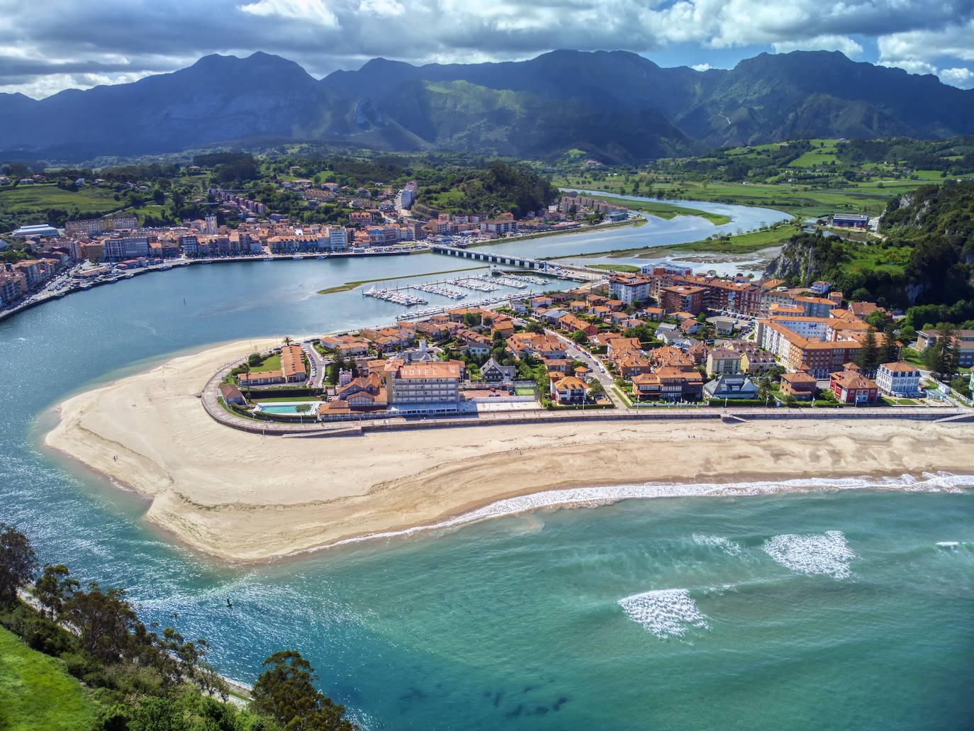 El entorno natural que rodea a Ribadesella envuelve a todo aquel que lo visita, que descubre algo nuevo en cada paseo. Esta villa es una de las puertas a los Picos de Europa y ofrece a los visitantes un gran casco histórico y la mítica plata de La Atalaya. 