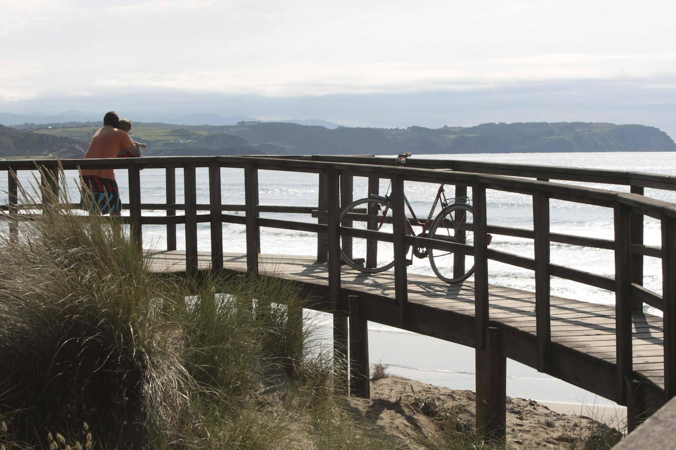 Las Dunas del Espartal en Salinas son las más extensas de Asturias con una longitud de 3 km. Este paraje está declarado como Monumento Natural y puede accederse a él desde Salinas o San Juan de Nieva. 