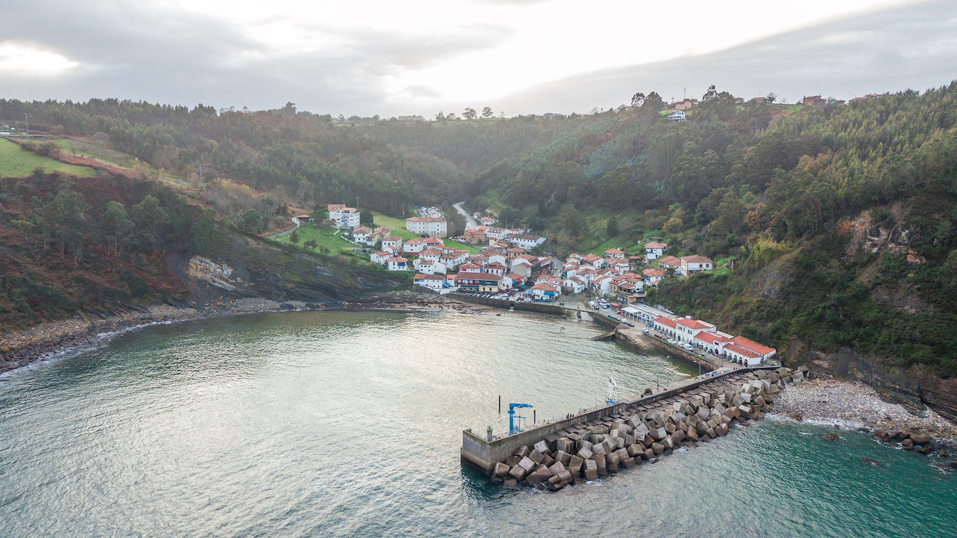 Tazones se presenta como una de las mejores opciones para los amantes de la historia y es que el puerto de Tazones tiene una particularidad: es el único puerto asturiano con carácter imperial y era parte de las rutas de Carlos V en Europa. Además, la primera vez que el rey visitó la península desembarcó aquí, un hecho que se recrea cada 17 de agosto. 