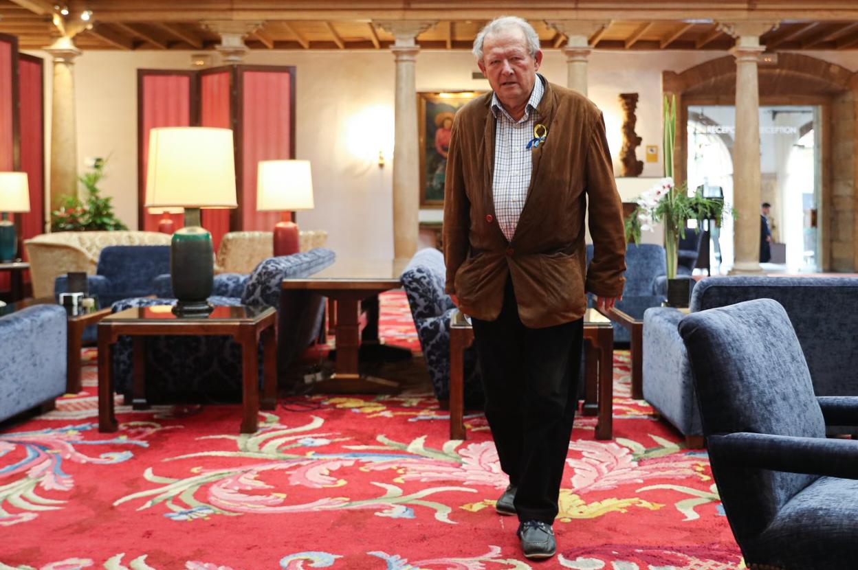 Adam Michnik, en uno de los salones del Hotel de La Reconquista, centro neurálgico de los Premios Princesa de Asturias. 