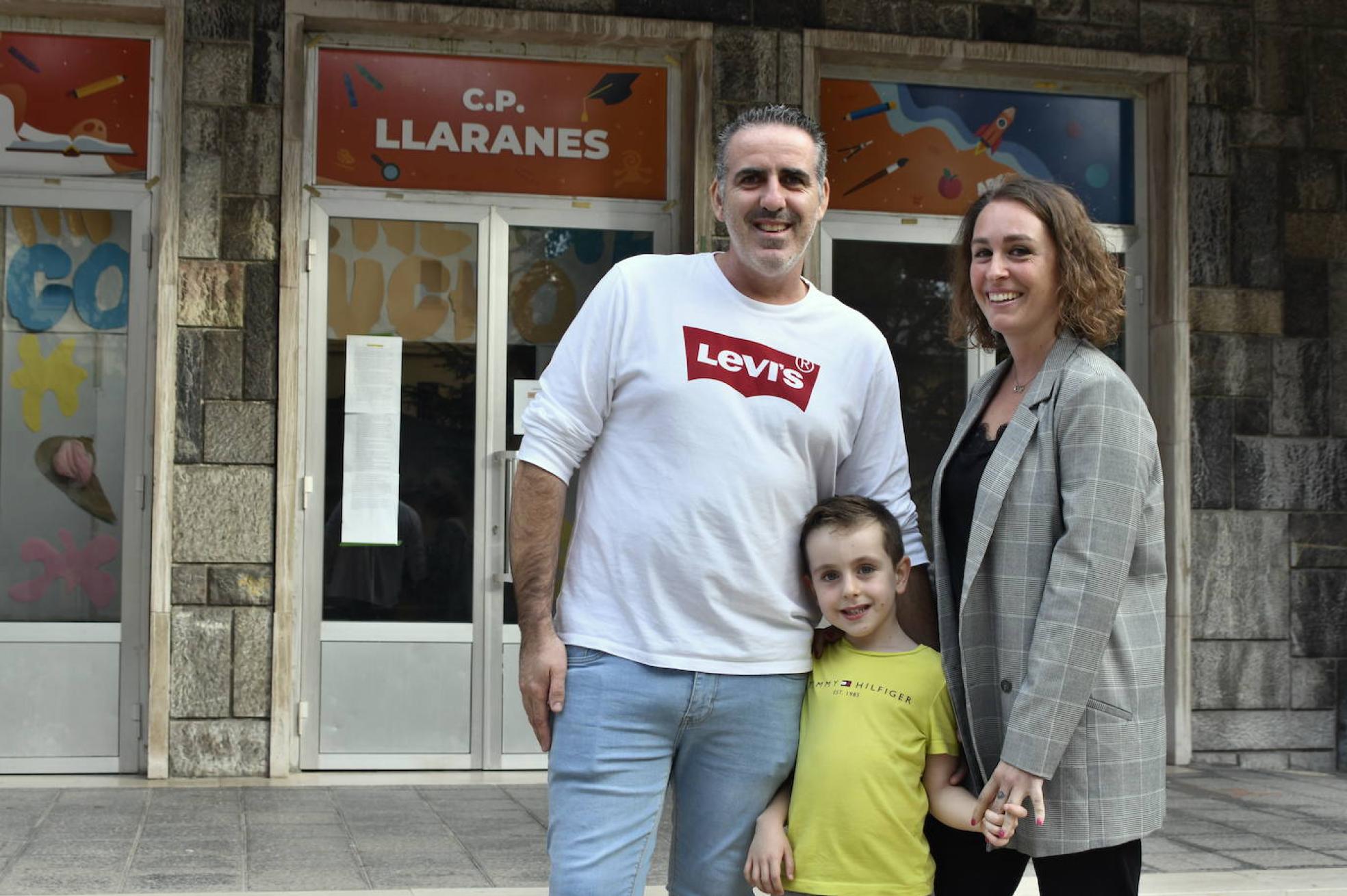 Matías García, ayer con sus padres a las puertas de su colegio.