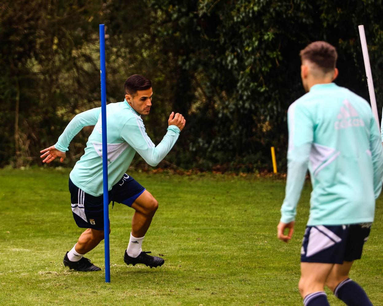 Luismi realiza un ejercicio durante un entrenamiento en El Requexón. 