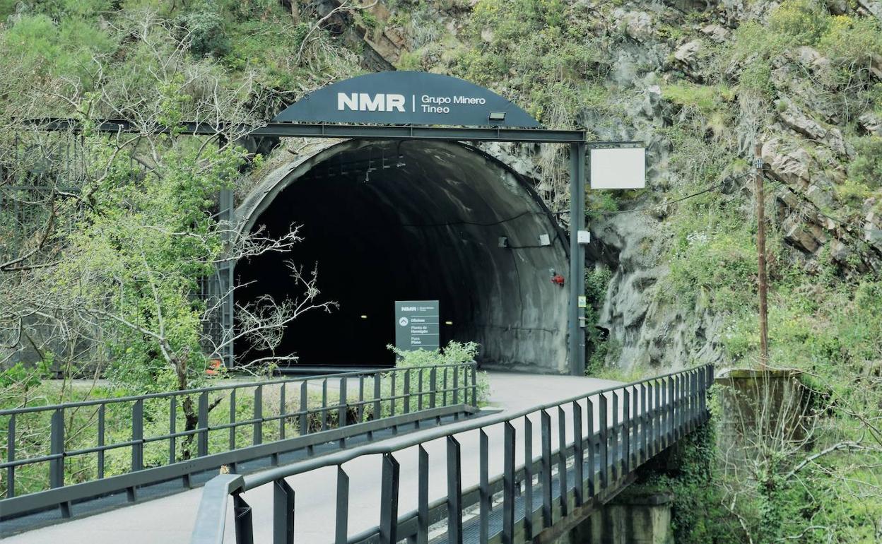 Entrada a la mina de Pilotuerto que explota NMR y donde el miércoles la Guardia Civil practicó la entrada y regustro. 
