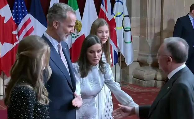 Vídeo: la Reina, pendiente del protocolo durante la audiencia de los Premios Princesa de Asturias