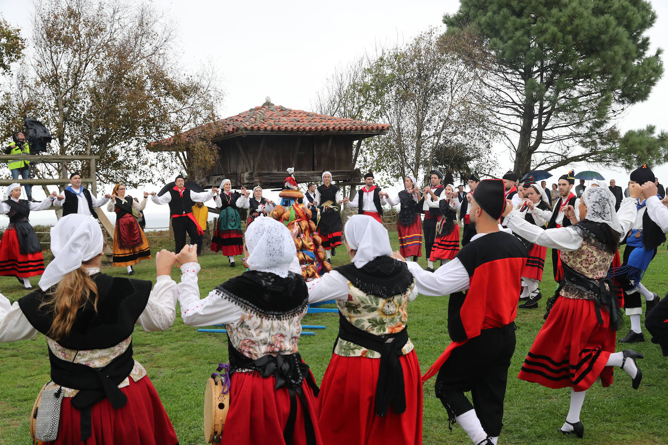 Fotos: Cadavedo, Pueblo Ejemplar y entregado en la visita de los Reyes