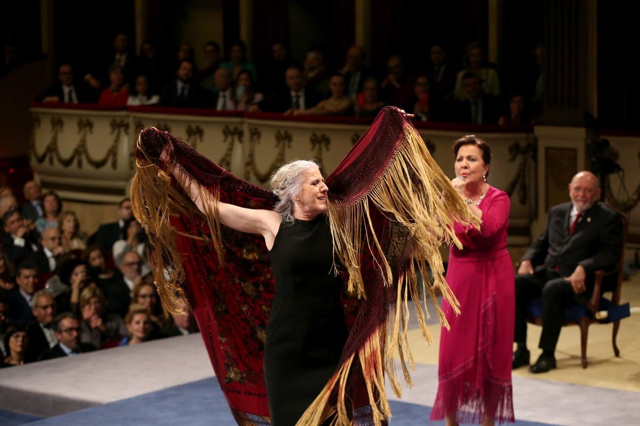 María Pagés y Carmen Linares subieron al escenario la emoción del flamenco. 