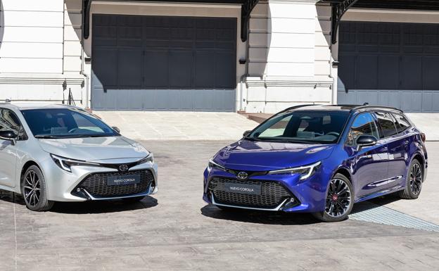 Imagen de dos Toyota Corolla Electric Hybrid.