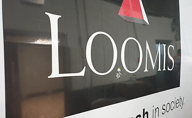 Los responsables de la Guardia Civil que estaban a cargo del operativo improvisaron una solución para rescatarlos: había un furgón blindado de la empresa Loomis en Aldea del Rey.