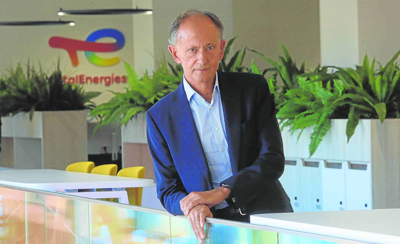 Javier Sáenz de Jubera posa en las instalaciones de TotalEnergies de Oviedo, en la Losa, sede central de la empresa en España. 