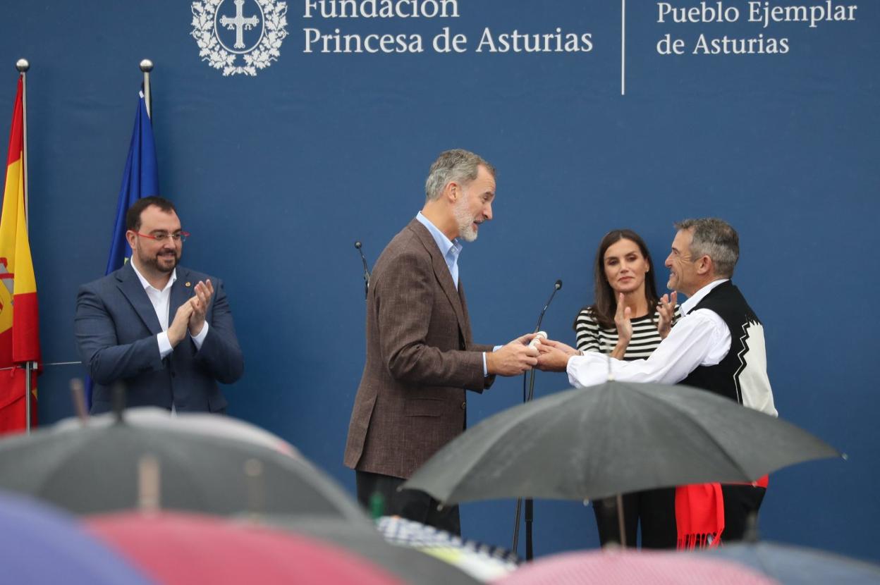 El Rey entrega el Premio al Pueblo Ejemplar de Asturias a Ángel Luis Valverde Martínez, presidente de La Regalina. 