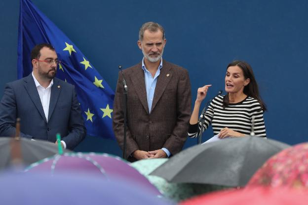 La Reina pronunció el discurso de la Princesa de Asturias en su nombre.