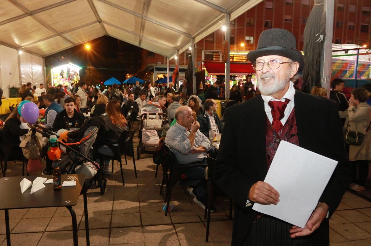 Casimiro Llambión, con el pregón de las fiestas en la mano. 