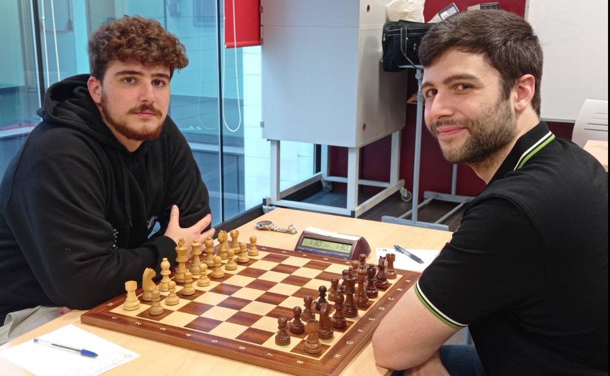 Samuel García y David Vigón antes de comenzar su partida de ayer.