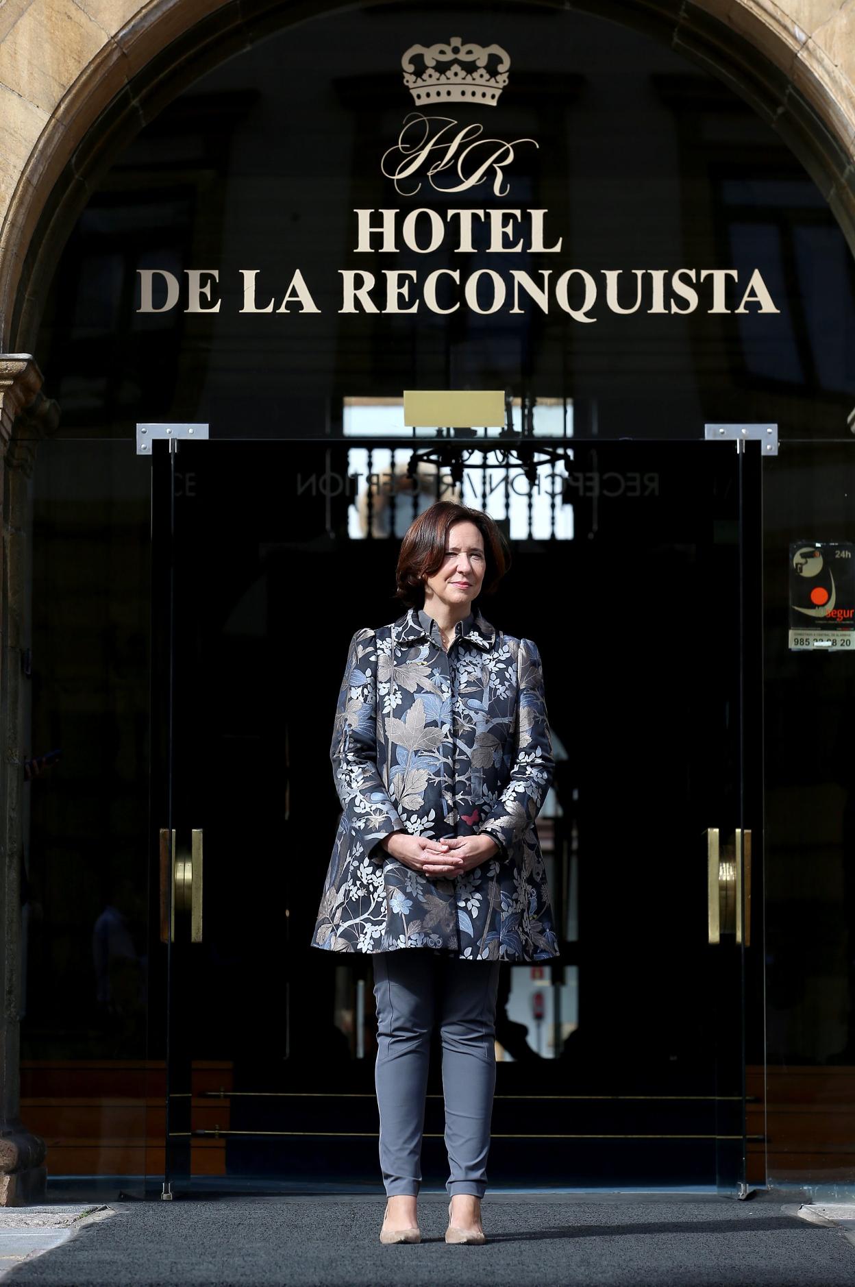 Teresa Sanjurjo, directora de la Fundación, a las puertas del Hotel de la Reconquista. 