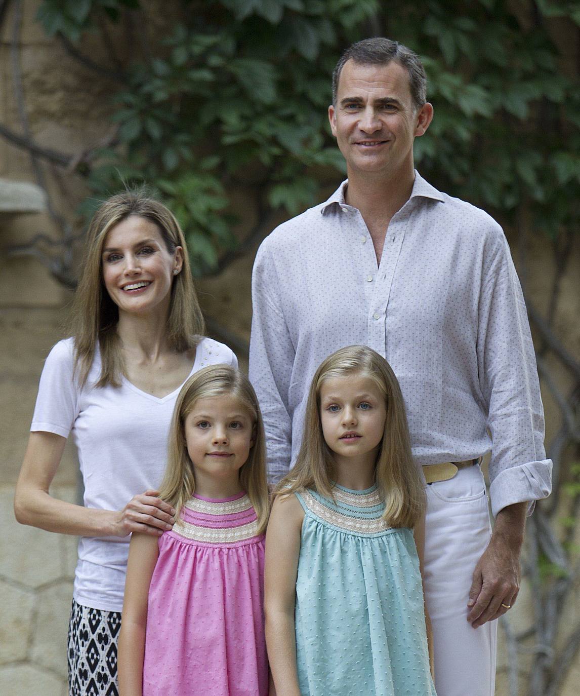 El rey Felipe VI, la reina Letizia y sus hijas, durante el tradicional posado de verano en el Palacio de Marivent durante sus vacaciones en la isla de Mallorca, en agosto de 2014. 